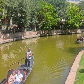 Sıcak havada gondol sefası: Venedik&rsquo;e gitmeye gerek yok!