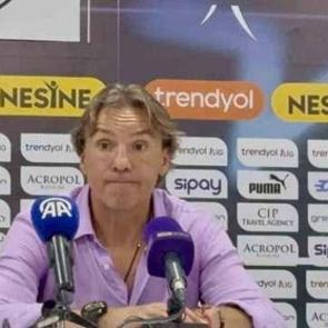 Takımı 5-0 yenilmişti: Rus antren&ouml;r kameralar &ouml;n&uuml;nde &ouml;z&uuml;r diledi