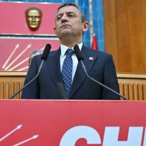 Ağzı bozuk &Ouml;zg&uuml;r &Ouml;zel... 'Sokak serserilerinin bile y&uuml;z&uuml; kızarır!'