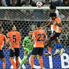 Başakşehir evinde yıkıldı: Rumenler 'tanıdık' yıldızla g&uuml;ld&uuml;