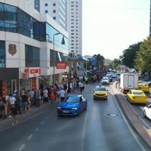 Beşiktaş&rsquo;ta gece yarısı sıraya girdiler: Hediye &ccedil;eki i&ccedil;in 8 saat kuyrukta beklediler