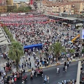 İşte algı siyaseti... 'İğne atsan yere d&uuml;şmez!'