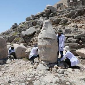 Bakan Ersoy duyurdu: Nemrut’ta yeni dönem! Dev taşlara nefes oldu