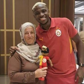 Osimhen Kayseri'ye iner inmez Neslihan teyzeyle buluştu