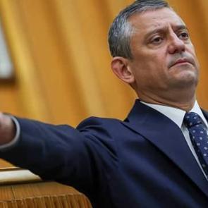 &Ouml;zg&uuml;r &Ouml;zel&rsquo;den kaotik g&uuml;r&uuml;lt&uuml;! &lsquo;&Ccedil;&ouml;kmeye mahk&ucirc;m'