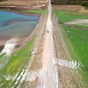 Şoke eden g&ouml;r&uuml;nt&uuml;! Sular &ccedil;ekilince karayolu ortaya &ccedil;ıktı