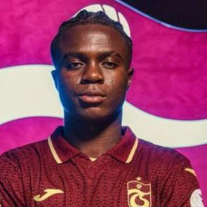 Trabzonspor'a b&uuml;y&uuml;k şok! Yeni transfere ceza: Fenerbah&ccedil;e ma&ccedil;ında yok