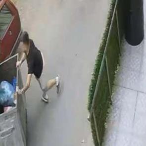 Yokuş aşağı kaçan çöp konteynerini son anda durdurdu!