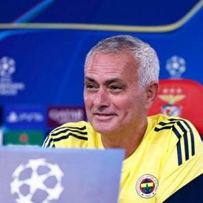 Jose Mourinho'nun yıllardır değişmeyen huyu! İlgin&ccedil; &ccedil;ıkışlarına T&uuml;rkiye'de de devam etti