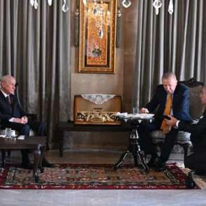 Bah&ccedil;eli, Erdoğan'a &lsquo;Canların T&uuml;rk&uuml;s&uuml;&rsquo; ve &lsquo;Kardeşlik T&uuml;rk&uuml;s&uuml;&rsquo;n&uuml; dinletti