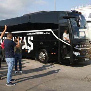 Beşiktaş taraftarından Sergen Yal&ccedil;ın'a s&uuml;rpriz: G&ouml;r&uuml;nce y&uuml;z&uuml; g&uuml;ld&uuml;