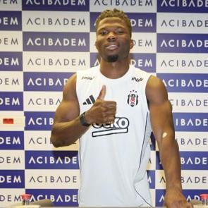Beşiktaş'ın yeni golc&uuml;s&uuml; El Bilal Toure, sağlık kontrol&uuml;nden ge&ccedil;ti