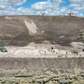 Binlerce yıllık kazı: Bir ilimizde tarihi tiyatro g&uuml;n y&uuml;z&uuml;ne &ccedil;ıkarılıyor!