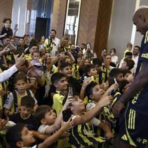 Fenerbah&ccedil;eli futbolcular, Ankara'da &ccedil;ocuklarla buluştu