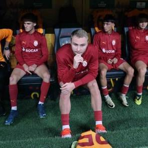 Galatasaray'da bir ayrılık daha: İlk u&ccedil;akla İngiltere'ye gitti