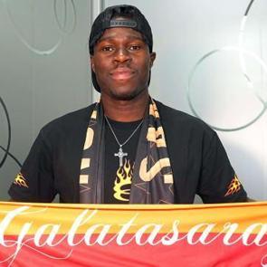 Galatasaray'ın yeni yıldızı Singo, imzaya geldi! İşte ilk s&ouml;zleri