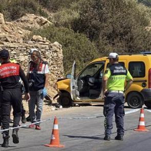 Hafif ticari araçla çarpışan motosikletin sürücüsü öldü