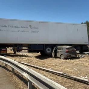 Lastiği patlayan TIR ile otomobil çarpıştı: 1 yaralı
