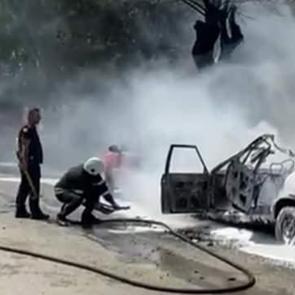 Park halindeki 2 otomobil yandı