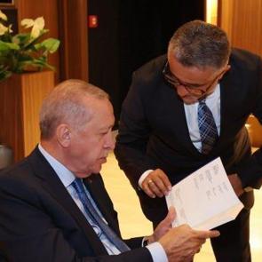 Prof. Dr. Yusuf Özkır yeni kitabını Cumhurbaşkanı Erdoğan’a takdim etti