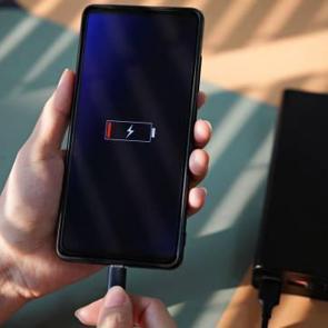 Telefonunu sabaha kadar şarjdan &ccedil;ıkarmayanlar yandı! &Ouml;yle zararı var ki...