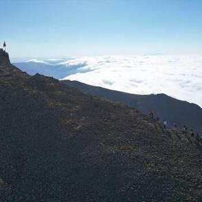 &Uuml;&ccedil; tarafı u&ccedil;urum olan mescit! İki ilin arasında bulunuyor