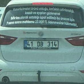 Aldığı sıfır kilometre ara&ccedil; kusurlu &ccedil;ıktı! Arkasına yazdığı yazı herkesi şoke etti
