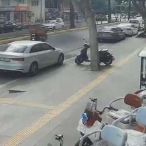 Antalya&rsquo;da yolda sohbet eden kuryeler &ccedil;arpıştı: 1 ağır yaralı