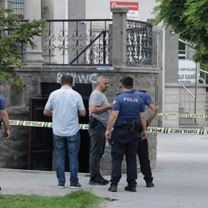 Cami tuvaletindeki kavgada bıçakla ağır yaralandı