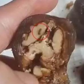 Cevizli sucuğu yemek i&ccedil;in ikiye b&ouml;ld&uuml;, i&ccedil;inden &ccedil;ıkanı g&ouml;r&uuml;nce şoke oldu