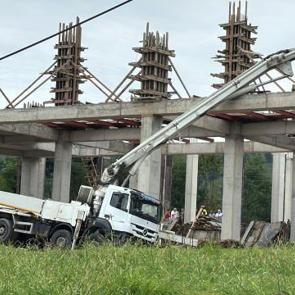 Devrilen beton pompasının bomunun çarptığı işçi öldü