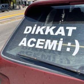 &lsquo;Dikkat acemi&rsquo; yazısını astı, herkes ondan uzak duruyor