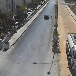 Elazığ'da aracın &ccedil;arptığı kadın 19 g&uuml;nd&uuml;r yaşam savaşı veriyor: Kaza anı kamerada