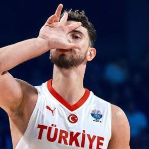 FIBA'dan Alperen Şeng&uuml;n paylaşımı: Jokic'e olay g&ouml;nderme