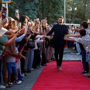 Kırgızistan'da kardeşlik festivali! T&uuml;rk oyunculara b&uuml;y&uuml;k ilgi