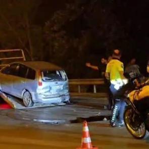 Otomobil bariyere çarptı: 1 ölü, 3 yaralı