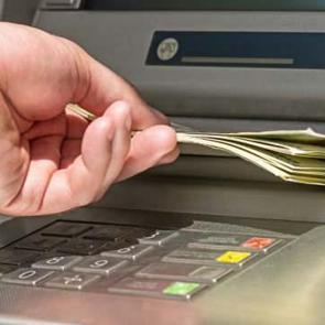 Paranız ATM'de sıkıştıysa orayı sakın terk etmeyin! Sinsice pusu kuruyorlar