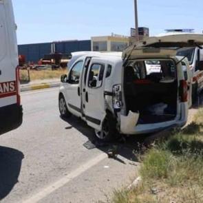 Sivas'ta hafif ticari araç ile otomobil çarpıştı: 6 yaralı