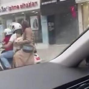 Trafikte şoke eden g&ouml;r&uuml;nt&uuml;: Seyir haldeki motosiklette 4 kişi!