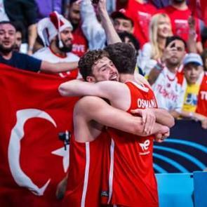 12 Dev Adam ezdi ge&ccedil;ti! Tarihi hezimet Yunanistan'ı karıştırdı