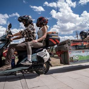 17 aydır motosikletle T&uuml;rkiye&rsquo;yi geziyorlar: &rdquo;Paramız bitince işe giriyoruz&rdquo;