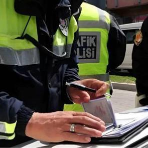 '993 TL' ve 'trafikten men' cezasına yol a&ccedil;ıyor! 1'ini bile atlayan yandı