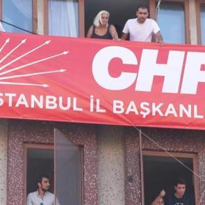  CHP'nin Bahçelievler'deki binasına 'İstanbul İl Başkanlığı' yazısı asıldı