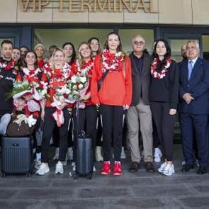 D&uuml;nya ikincisi A Milli Kadın Voleybol Takımı yurda d&ouml;nd&uuml;