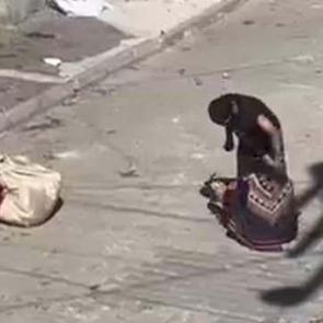 Eskişehir'de koca dehşeti! Eşini bayılıncaya kadar sokak ortasında d&ouml;vd&uuml;