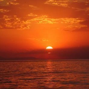 Gün batımı ve ayın muhteşem birleşimi! İzleyenleri mest etti