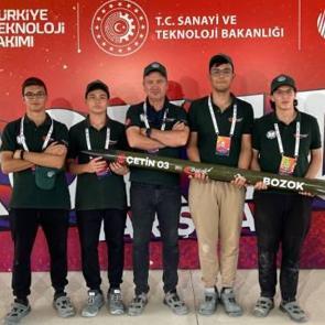 Lise öğrencileri geliştirdikleri roketle TEKNOFEST'te birinci olmanın mutluluğunu yaşıyor