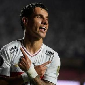 Menajerler Beşiktaş'a milli futbolcuyu &ouml;nerdi! Kartal Brezilya pazarına y&ouml;neldi