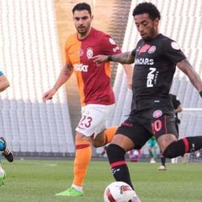 Milli takımda 22 gol&uuml; vardı: S&uuml;per Lig ekibinden ayrılıp 1. Lig'e gitti