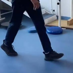 12 yaşındaki çocuğun ilginç hastalığı! 7 yıl sonra yere bastı!